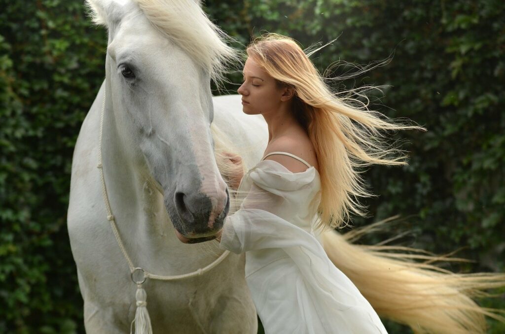 Eleganz Frau weißés Pferd elegant wirken