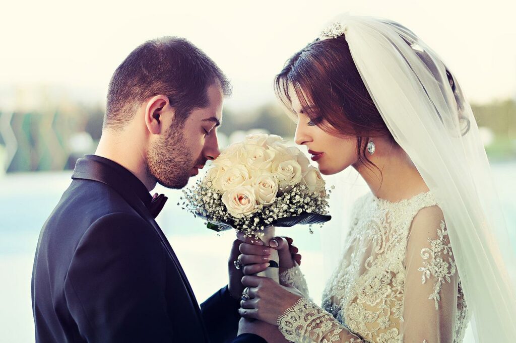 Braut und Bräutigam inniger Moment Geschenkideen zum Hochzeitstag Die Liebe zelebrieren