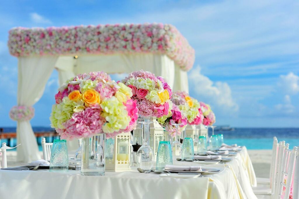 Hochzeit am Strand Dekoration Farbkombination hell sommerlich Outdoor-Hochzeit Deswegen lohnt sie sich