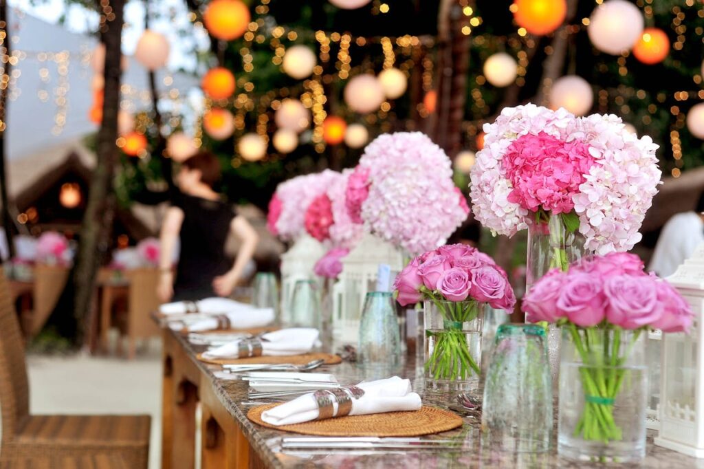 Hochzeit Tisch Dekoration Blumen pink Auf diese Dinge sollte man bei einer Hochzeit auf keinen Fall verzichten