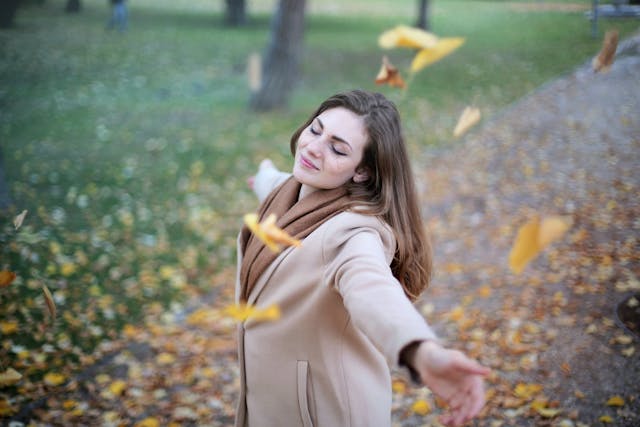 Frau im Herbst glücklich Stimmung