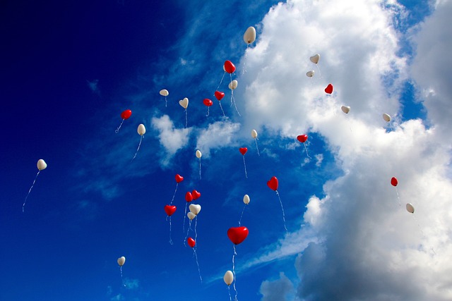 Luftballons fliegen im Himmel Horizont