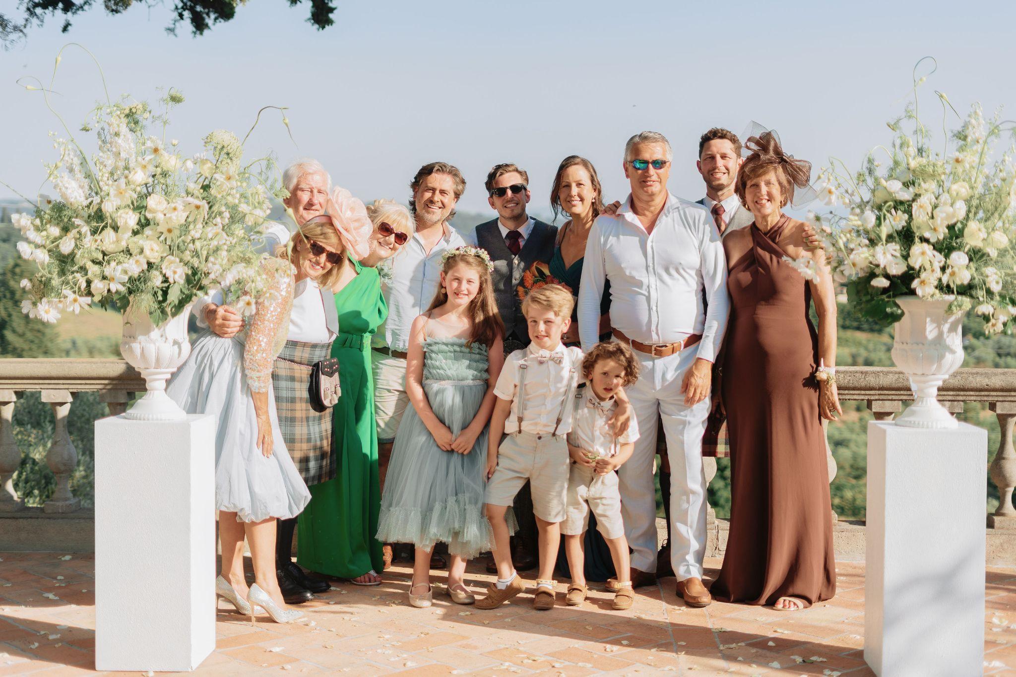 große Familie bei der Hochzeit