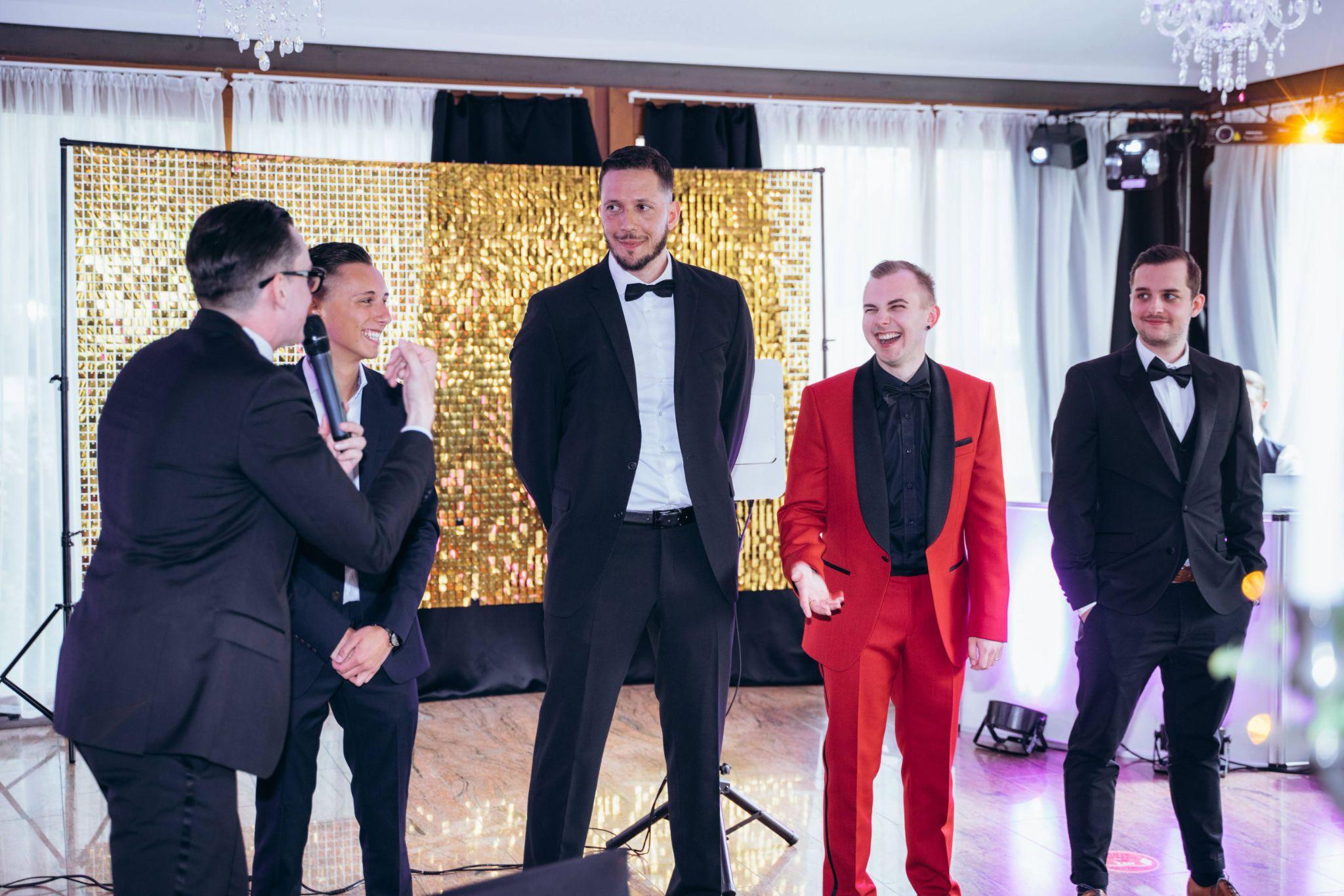 mehrere Männer bei der Hochzeit Gäste